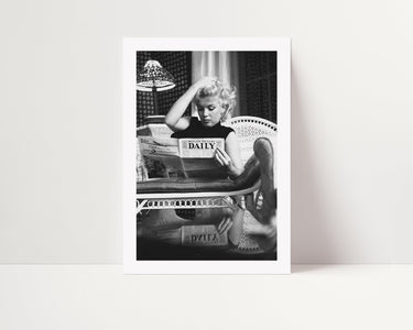 Marilyn Monroe Reading Poster - D'Luxe Prints